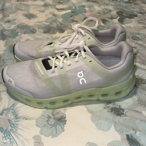 On Cloudgo Women’s Running Shoes Size 11 Like New - Picture 4 of 16